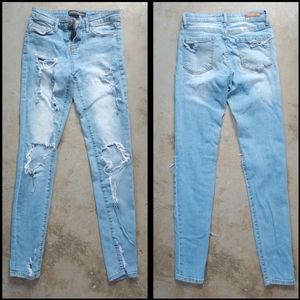 2/$25👖Pretty Perfect| (1) Distressed Skinny Jeans